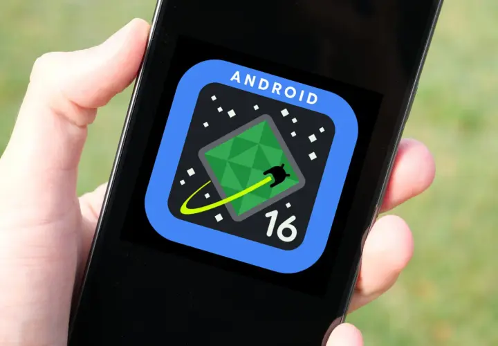 Ikona Android 16 na ekranie telefonu. Zielona, geometryczna wyspa na ciemnym tle z białymi kropkami.