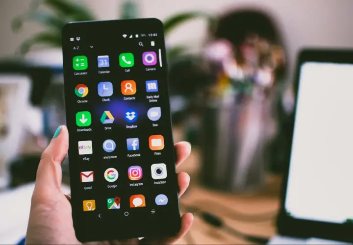 Szukasz schowka w telefonie Samsung? Na ekranie widać ikony aplikacji, w tym "Pliki", które mogą pomóc w organizacji.