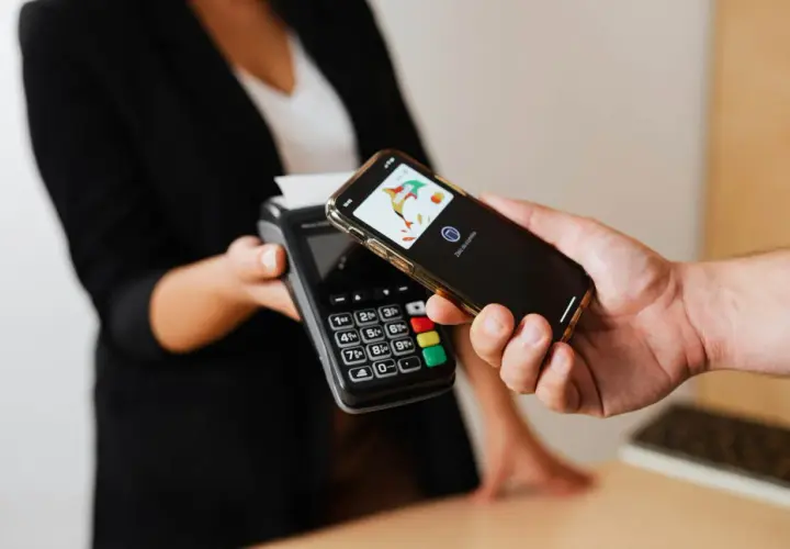 Płatność zbliżeniowa telefonem. Dowiedz się, jak włączyć NFC w telefonie, by płacić szybko i wygodnie.