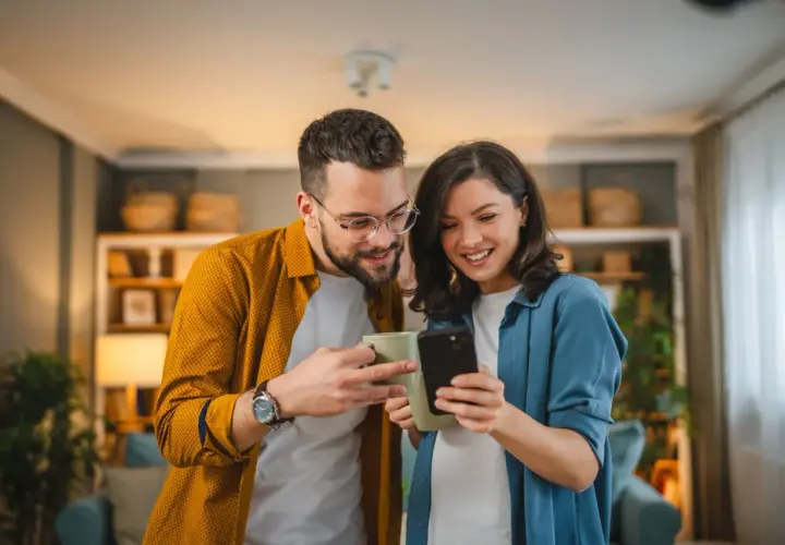 Para ogląda filmik na telefonie, korzystając z danych komórkowych.