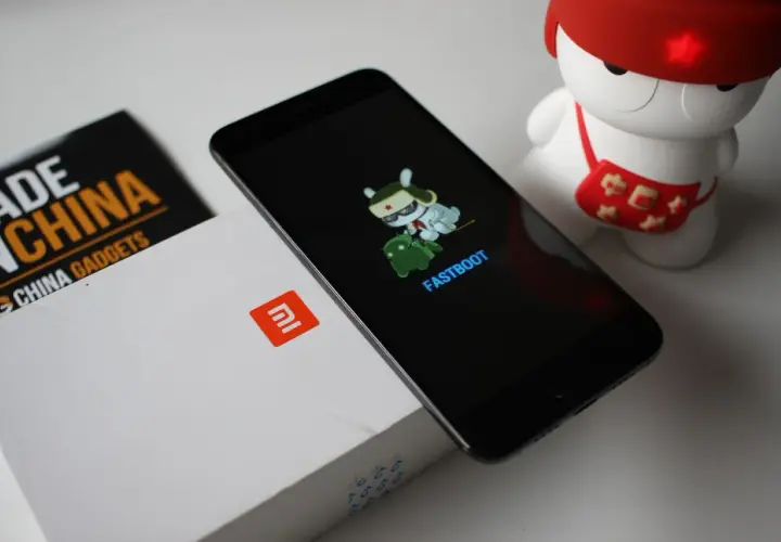 Telefon Xiaomi w trybie **fastboot co to**? Widoczny ekran z logo Androida i postacią Mi Bunny. Obok pudełko i figurka Mi Bunny.
