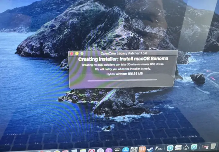 Tworzenie instalatora macOS Sonoma za pomocą OpenCore Legacy Patcher. Postęp 156.85 MB.