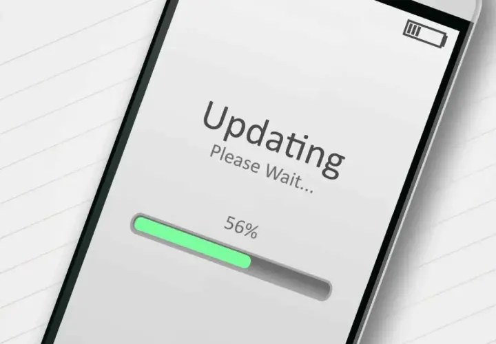 Ekran telefonu pokazuje postęp aktualizacji do 56%. Czekamy na zakończenie procesu.
