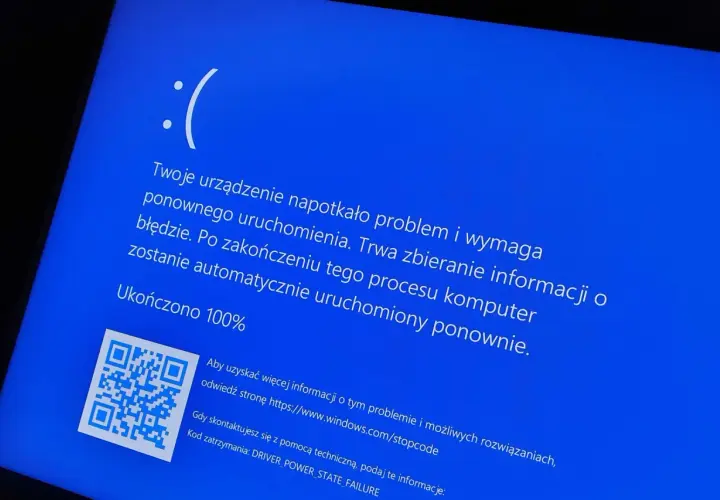 Niebieski ekran błędu Windows 10 z komunikatem o problemie i ponownym uruchomieniu. Może to być związane z aktualizacja sterowników windows 10.