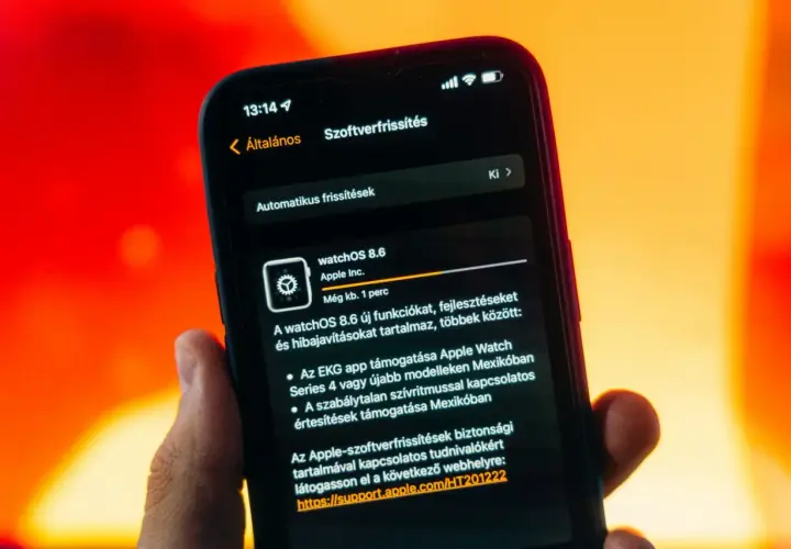 Aktualizacja oprogramowania Apple Watch do watchOS 8.6 na ekranie iPhone'a.