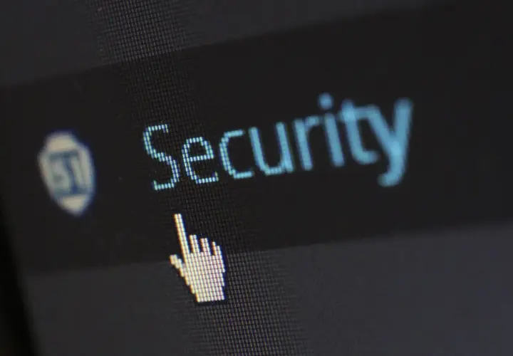 Kursor myszy nad napisem "Security", symbolizuje potrzebę zarządzania ustawieniami, np. jak wyłączyć Windows Defender.