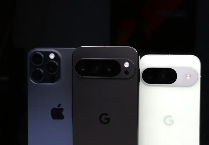 Trzy telefony z dobrym aparatem: iPhone, czarny i biały Pixel.