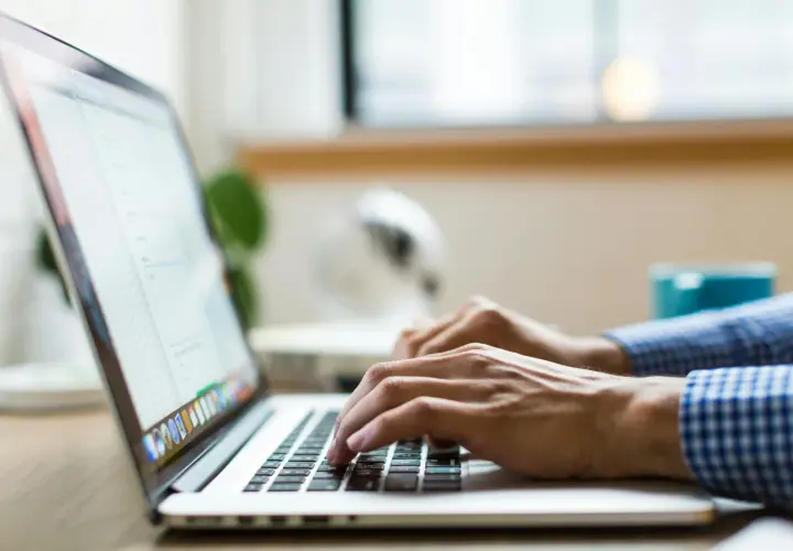 Domena czy darmowy serwis? Jak mądrze założyć e-mail firmowy