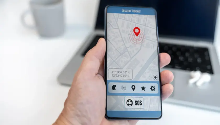 Aplikacja "Locator Tracker" pokazuje lokalizację telefonu na mapie z zaznaczonym punktem.
