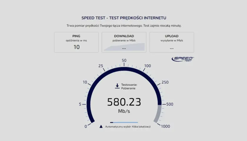 Wynik testu prędkości internetu: pobieranie 580.23 Mb/s, ping 10 ms.