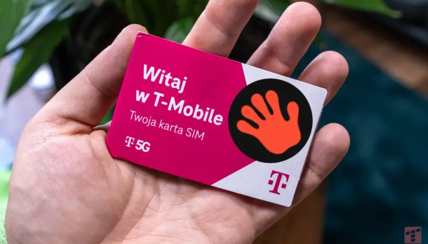 Dłoń trzyma kartę SIM T-Mobile. Oferta T-Mobile na kartę za 25 zł to świetny start.