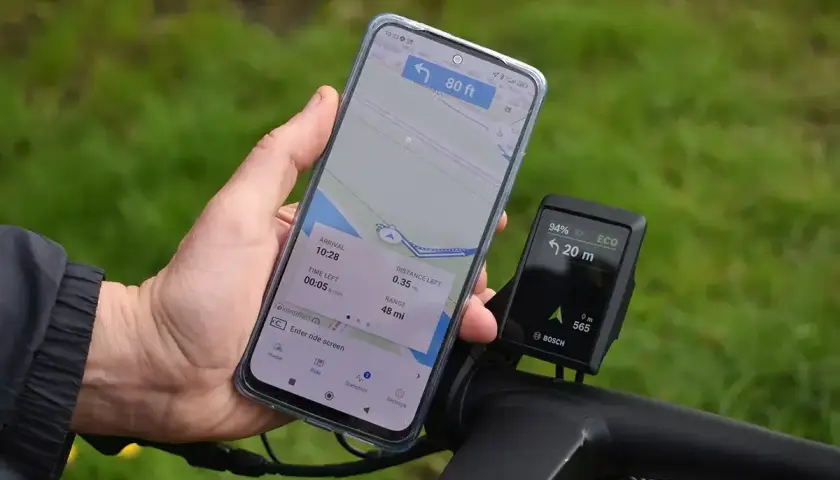 Smartfon z mapą i nawigacją rowerową Bosch. To najlepsza darmowa aplikacja na rower, która pokazuje trasę, dystans i czas dojazdu.