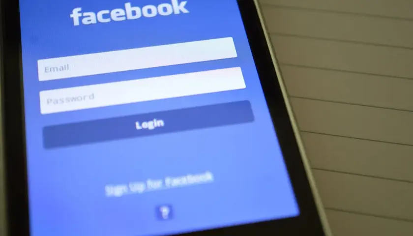 Ekran logowania Facebook. Chcesz wiedzieć, jak wyłączyć aktywność na FB? Zaloguj się, by zarządzać swoimi ustawieniami prywatności.
