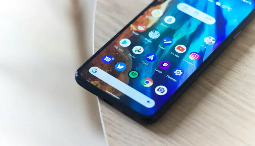 Smartfon z ikonami aplikacji, w tym Play Store. Użytkownik napotkał sklep play błąd serwera, co uniemożliwia pobieranie.