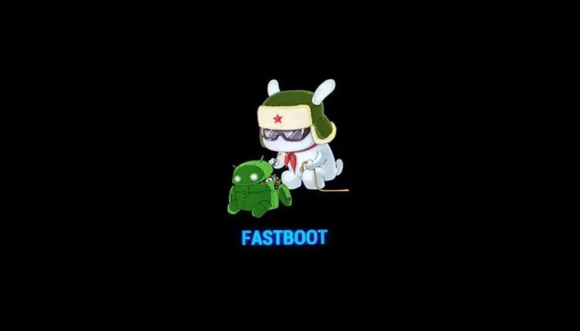 Biały królik w wojskowej czapce i goglach, trzymający smycz zielonego robota Androida. Napis FASTBOOT.