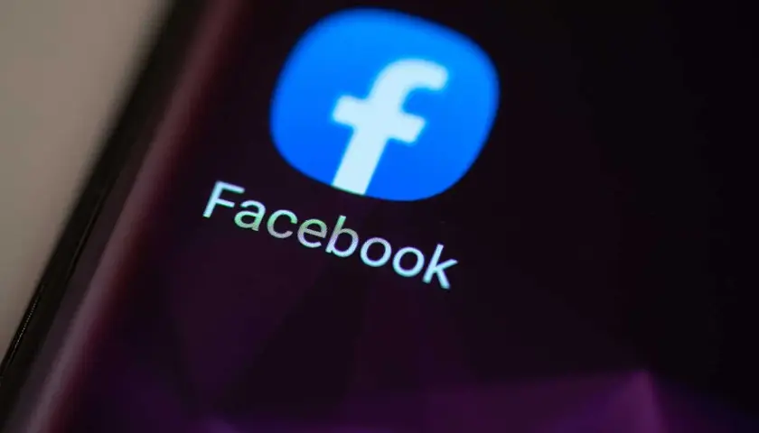 Ikona Facebooka na ekranie smartfona. Zastanawiasz się, od ilu lat jest Facebook?