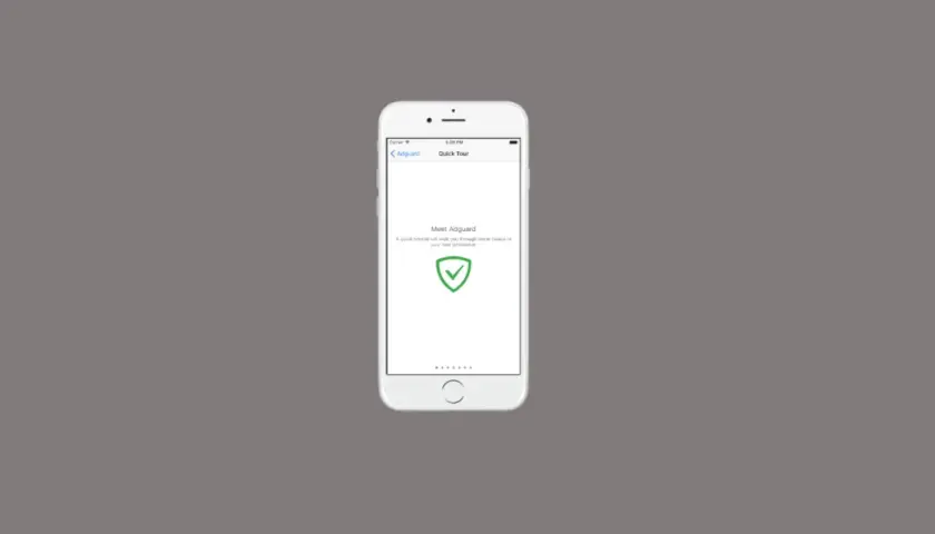 Na ekranie telefonu widać powitalny ekran aplikacji Adguard, która jest skutecznym adblockiem na telefon.