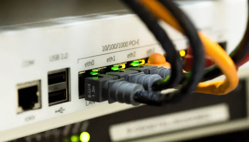 Jak podłączyć kabel ethernet do komputera - proste kroki i porady