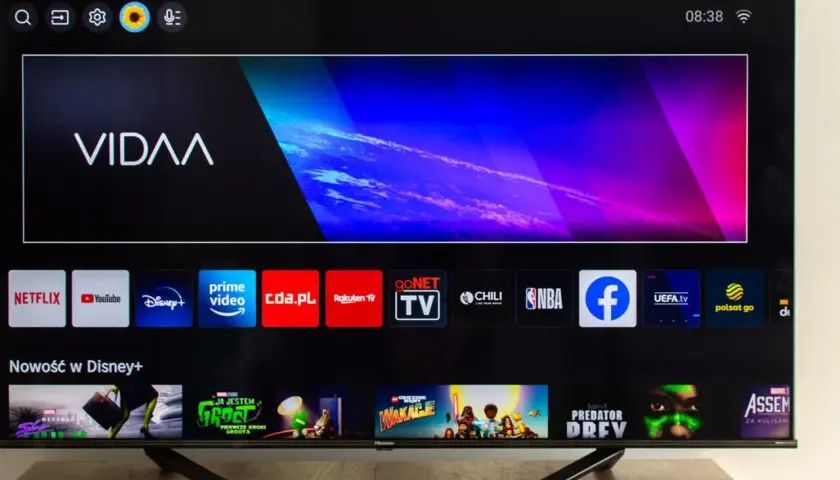 Telewizor z systemem vidaa, wyświetlający menu z aplikacjami: Netflix, YouTube, Disney+, Prime Video, cda.pl, Rakuten TV, Chili, NBA, Facebook, UEFA.tv, Polsat Go.
