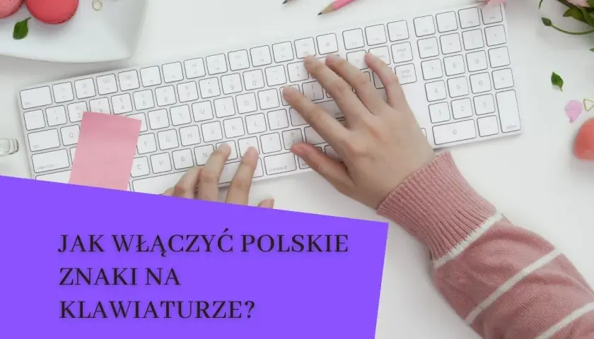 Ręce nad klawiaturą, różowy sweter i pytanie: jak włączyć polskie znaki na klawiaturze?
