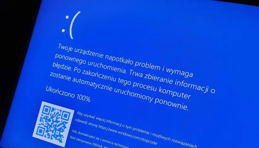 Niebieski ekran błędu Windows 10 z komunikatem o problemie i ponownym uruchomieniu. Może to być związane z aktualizacja sterowników windows 10.