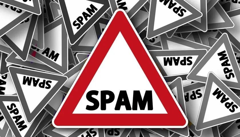 Mnóstwo znaków ostrzegawczych z napisem SPAM. Jeden duży, czerwono-biały znak ostrzega przed SPAM-em.