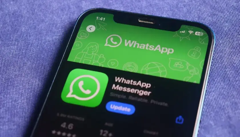 Ekran telefonu z aplikacją WhatsApp. Widoczny przycisk "Update", sugerujący, że whatsapp nie działa poprawnie i wymaga aktualizacji.