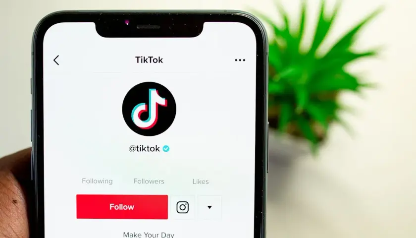 Ekran telefonu z aplikacją TikTok. Dowiedz się, jak usunąć film z TikToka, przeglądając opcje na swoim profilu.