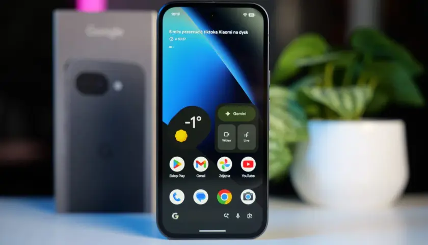Nowy telefon Google Pixel z ekranem głównym, widoczne ikony aplikacji i widget pogody. Dowiedz się, jak przyspieszyć telefon, by działał płynnie.
