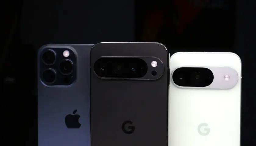 Trzy telefony z dobrym aparatem: iPhone, czarny i biały Pixel.