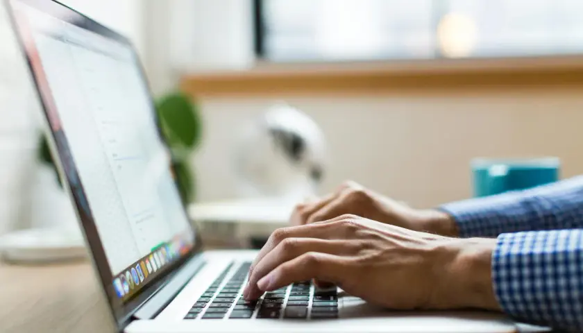 Domena czy darmowy serwis? Jak mądrze założyć e-mail firmowy