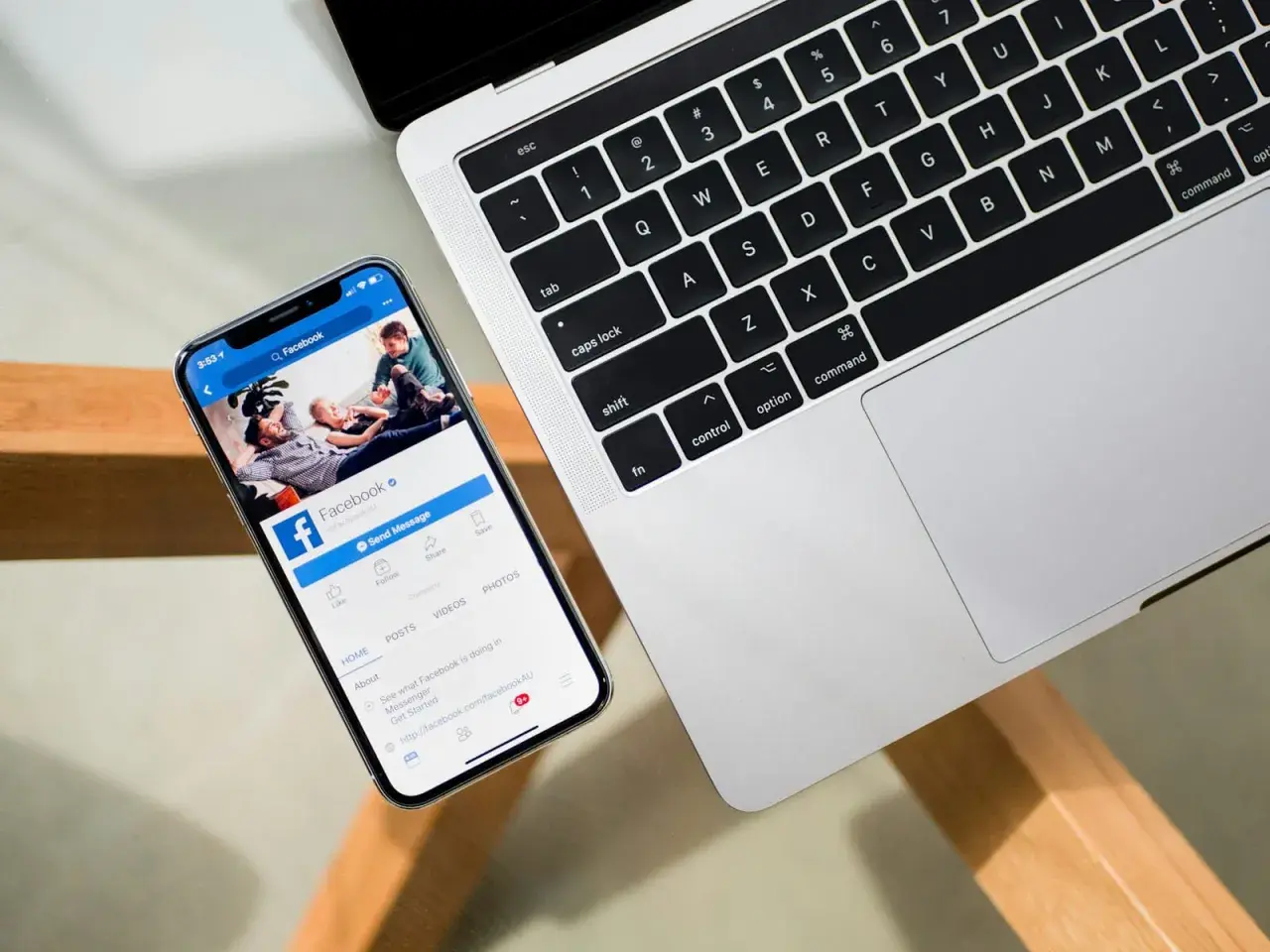 Czy kolejność znajomych na Facebooku jest przypadkowa czy nie?