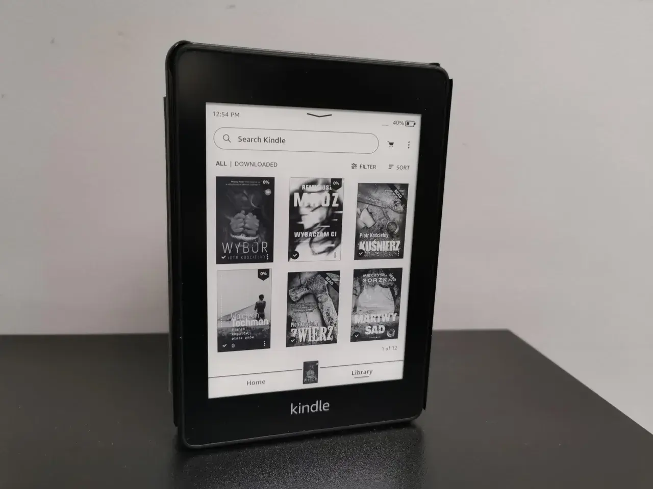 Kindle z okładkami polskich książek, idealny do czytania na Legimi.