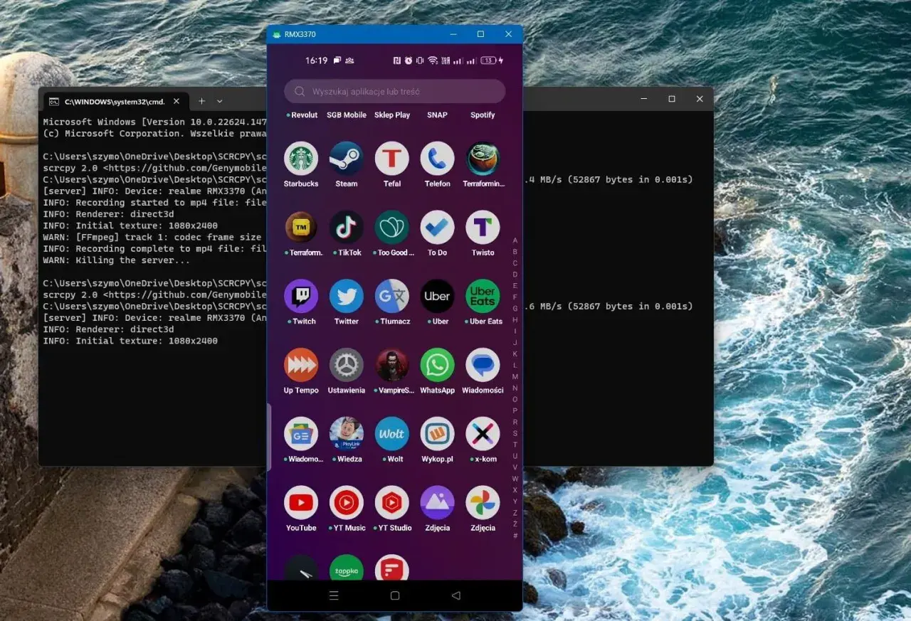 Nagrywanie ekranu Android na komputerze. Widoczny interfejs telefonu z aplikacjami i okno konsoli z informacjami o procesie.