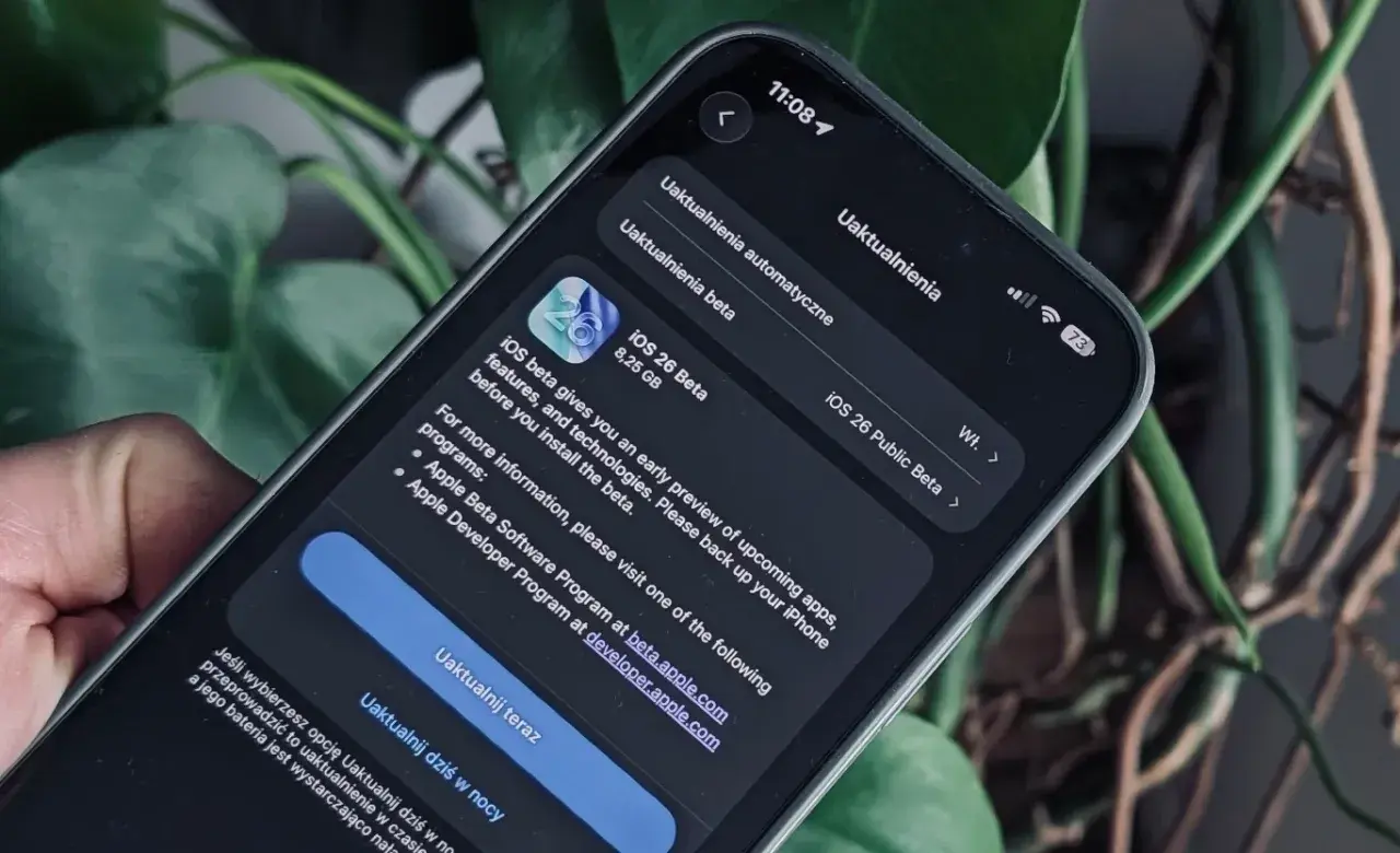 Na ekranie iPhone'a widać informację o pobieraniu aktualizacji iOS 26 Beta.
