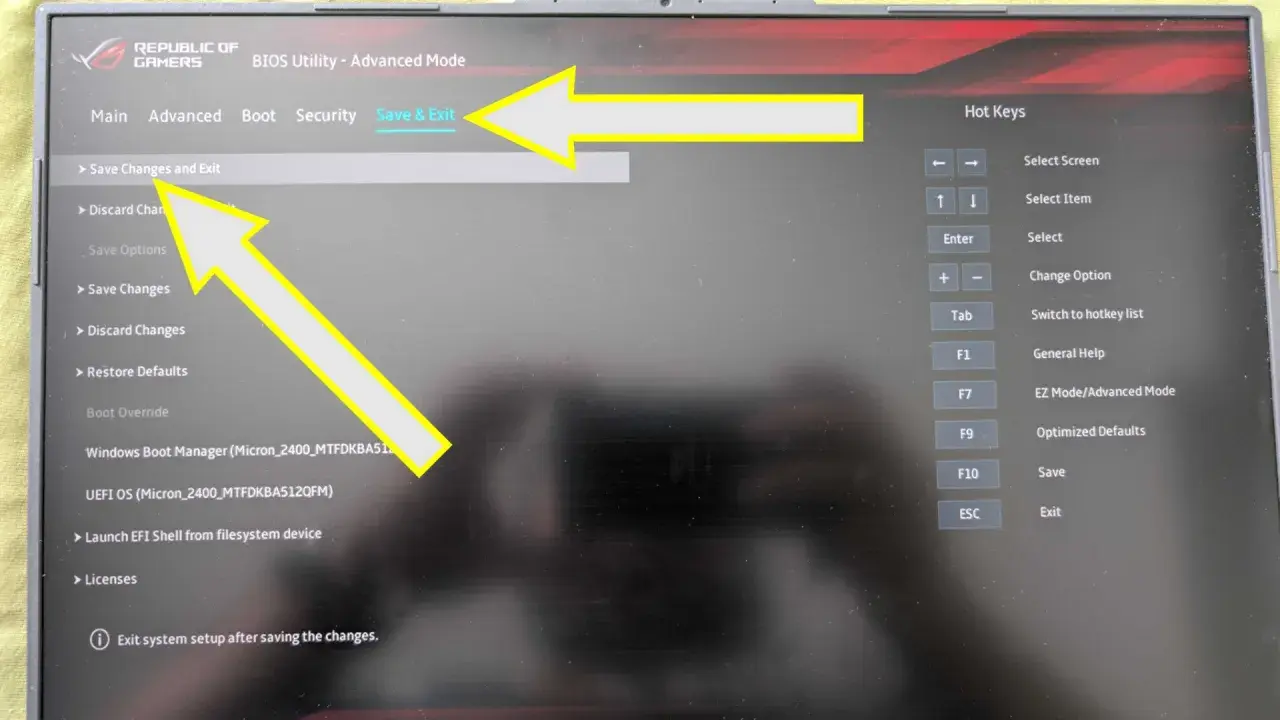 Ekran BIOS z opcją "Save Changes and Exit" podświetloną. Wskazówki dotyczące klawiszy skrótów pomagają w nawigacji.