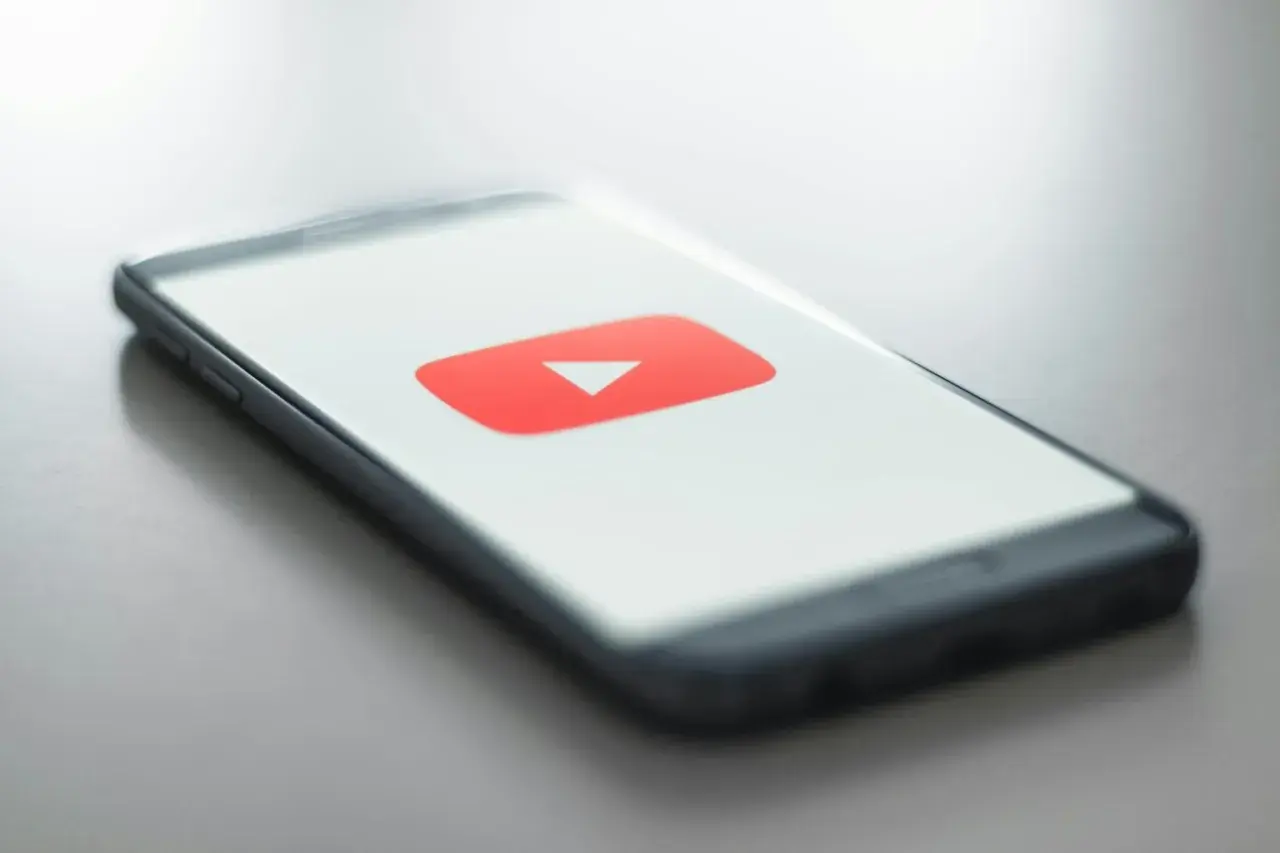 Smartfon z logo YouTube. Dowiedz się, jak ustawić dzwonek na telefon z YouTube, by zawsze mieć ulubioną muzykę pod ręką.