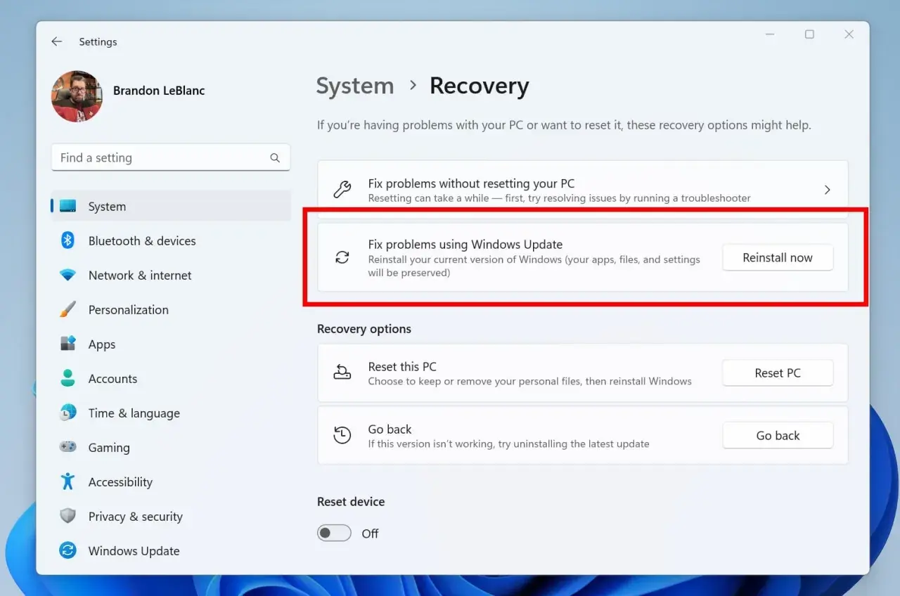 Opcja "Napraw problemy przy użyciu Windows Update" umożliwia przywracanie systemu Windows 11 bez utraty danych.