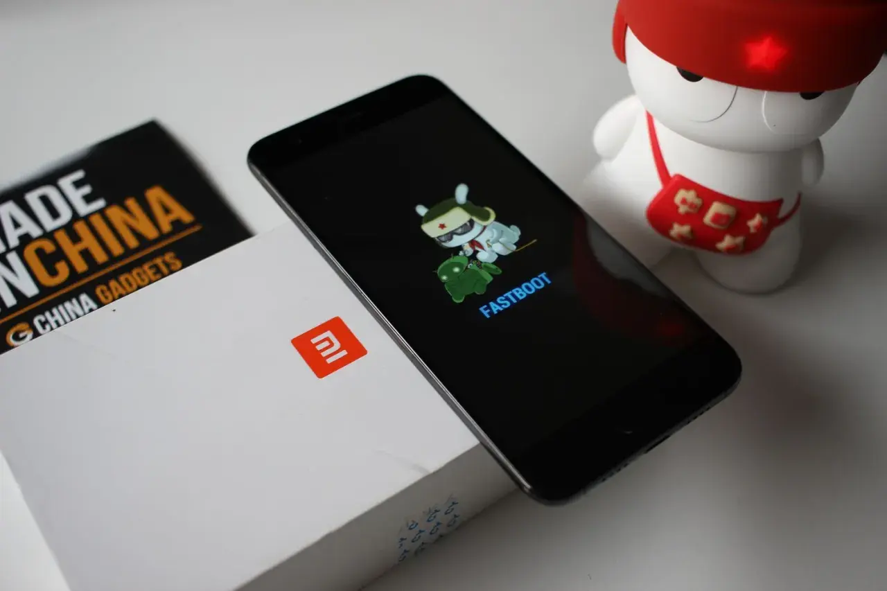 Telefon Xiaomi w trybie **fastboot co to**? Widoczny ekran z logo Androida i postacią Mi Bunny. Obok pudełko i figurka Mi Bunny.