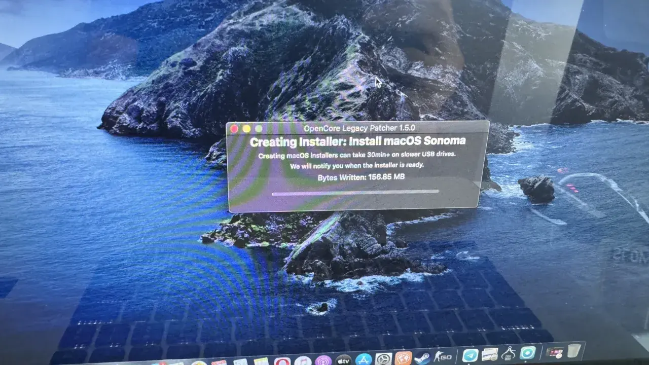 Tworzenie instalatora macOS Sonoma za pomocą OpenCore Legacy Patcher. Postęp 156.85 MB.