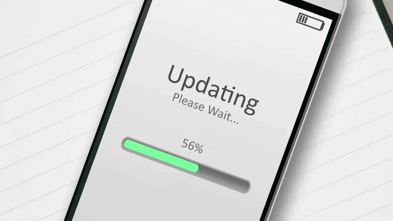 Ekran telefonu pokazuje postęp aktualizacji do 56%. Czekamy na zakończenie procesu.
