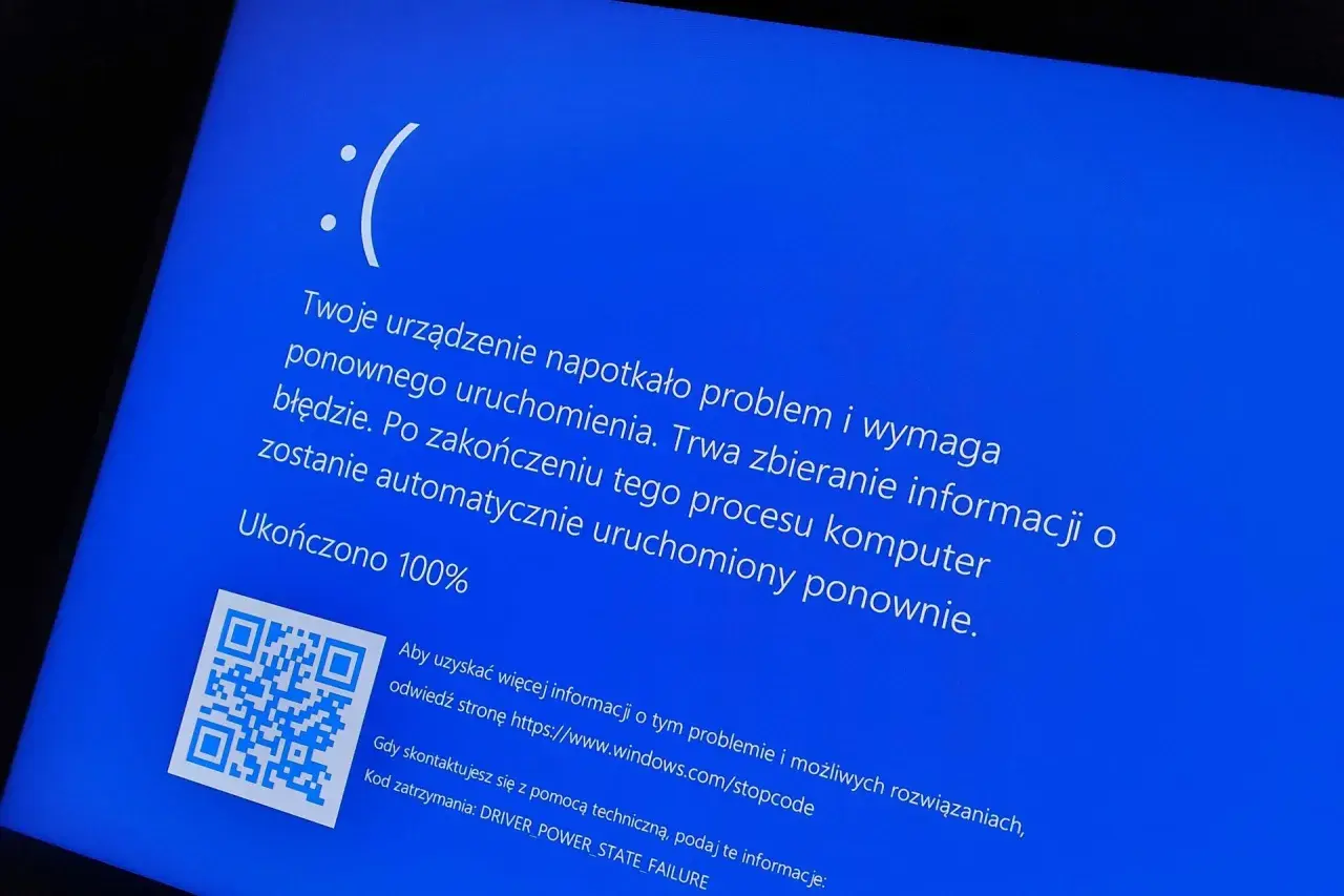 Niebieski ekran błędu Windows 10 z komunikatem o problemie i ponownym uruchomieniu. Może to być związane z aktualizacja sterowników windows 10.