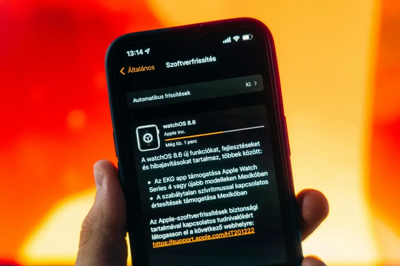 Aktualizacja oprogramowania Apple Watch do watchOS 8.6 na ekranie iPhone'a.