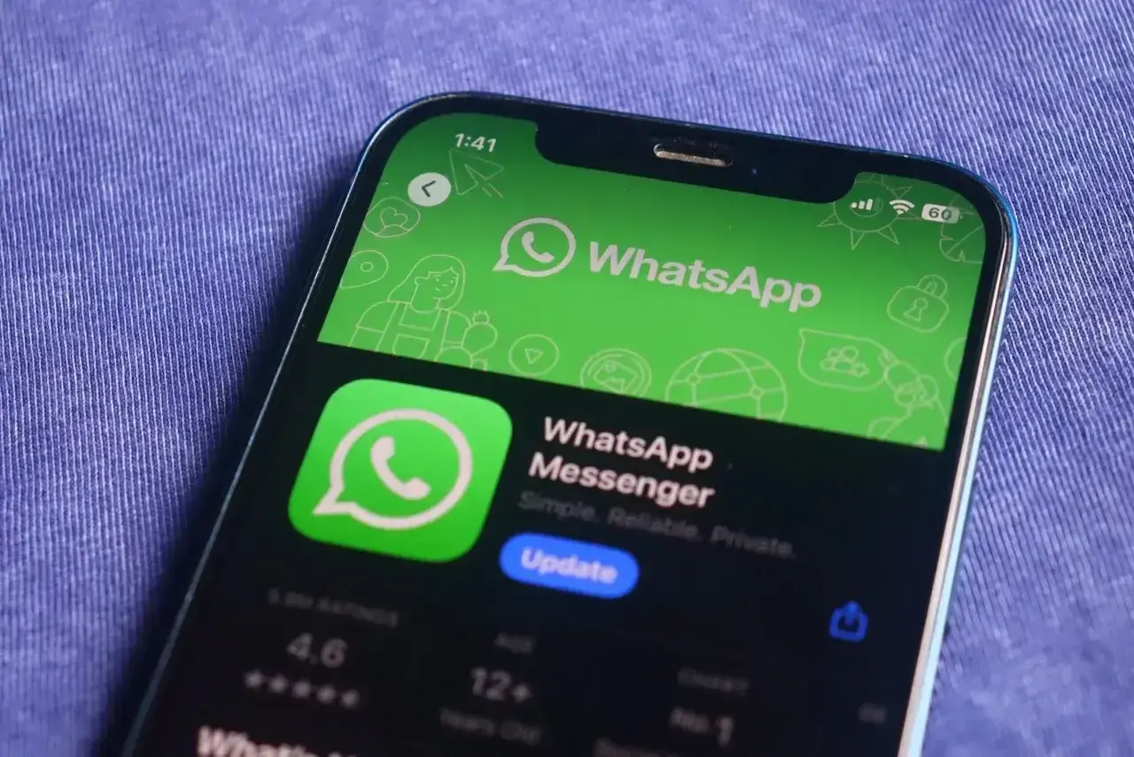 Ekran telefonu z aplikacją WhatsApp. Widoczny przycisk "Update", sugerujący, że whatsapp nie działa poprawnie i wymaga aktualizacji.