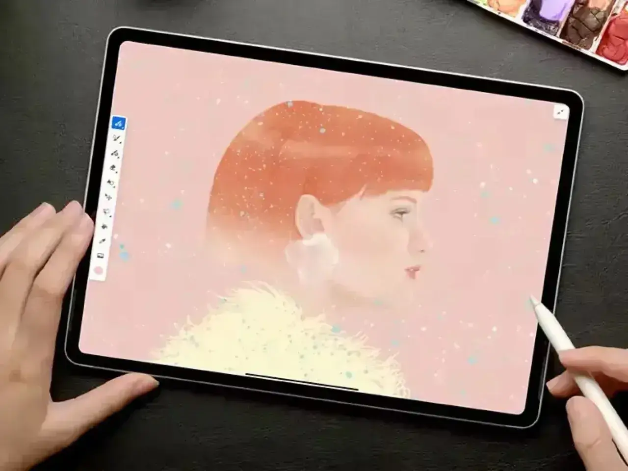 Tworzenie portretu kobiety z rudymi włosami w programie Adobe Fresco. Delikatne pociągnięcia pędzlem tworzą efekt akwareli.