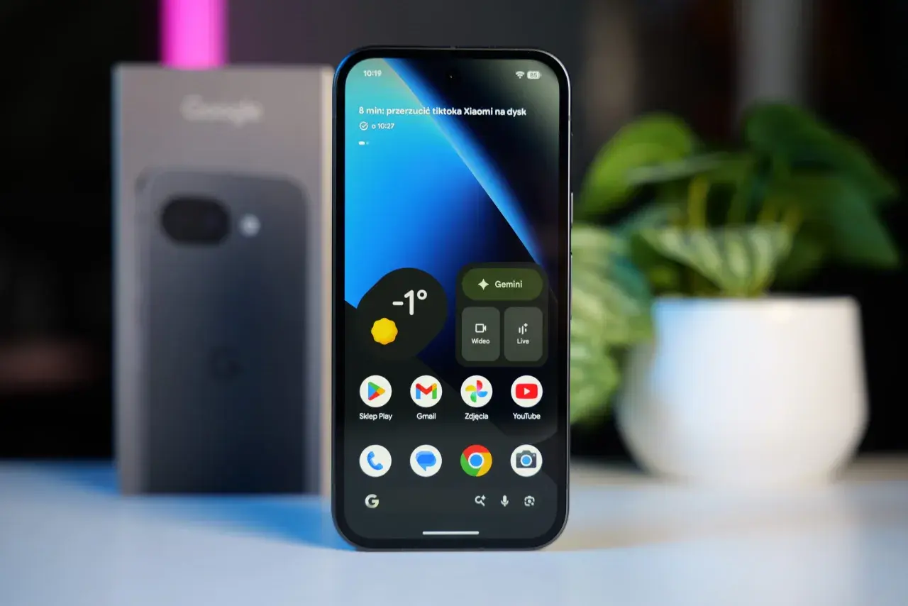 Nowy telefon Google Pixel z ekranem głównym, widoczne ikony aplikacji i widget pogody. Dowiedz się, jak przyspieszyć telefon, by działał płynnie.
