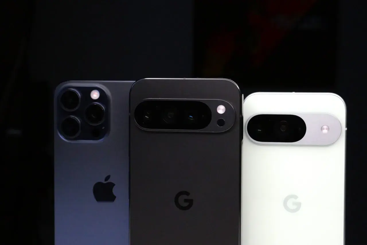 Trzy telefony z dobrym aparatem: iPhone, czarny i biały Pixel.