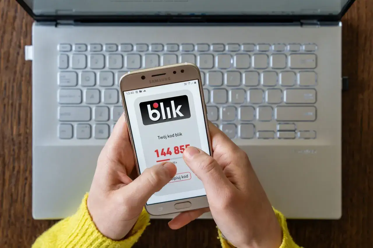 Oszustwo na blik: kod 144855 wygenerowany na telefonie, który może być wykorzystany do przejęcia środków. Uważaj na podejrzane wiadomości!