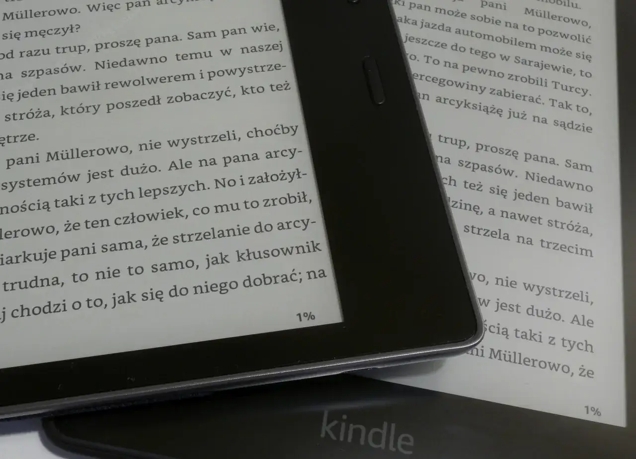 Kindle z tekstem w formacie epub. Czytanie książki na czytniku, widoczny fragment tekstu i logo urządzenia.