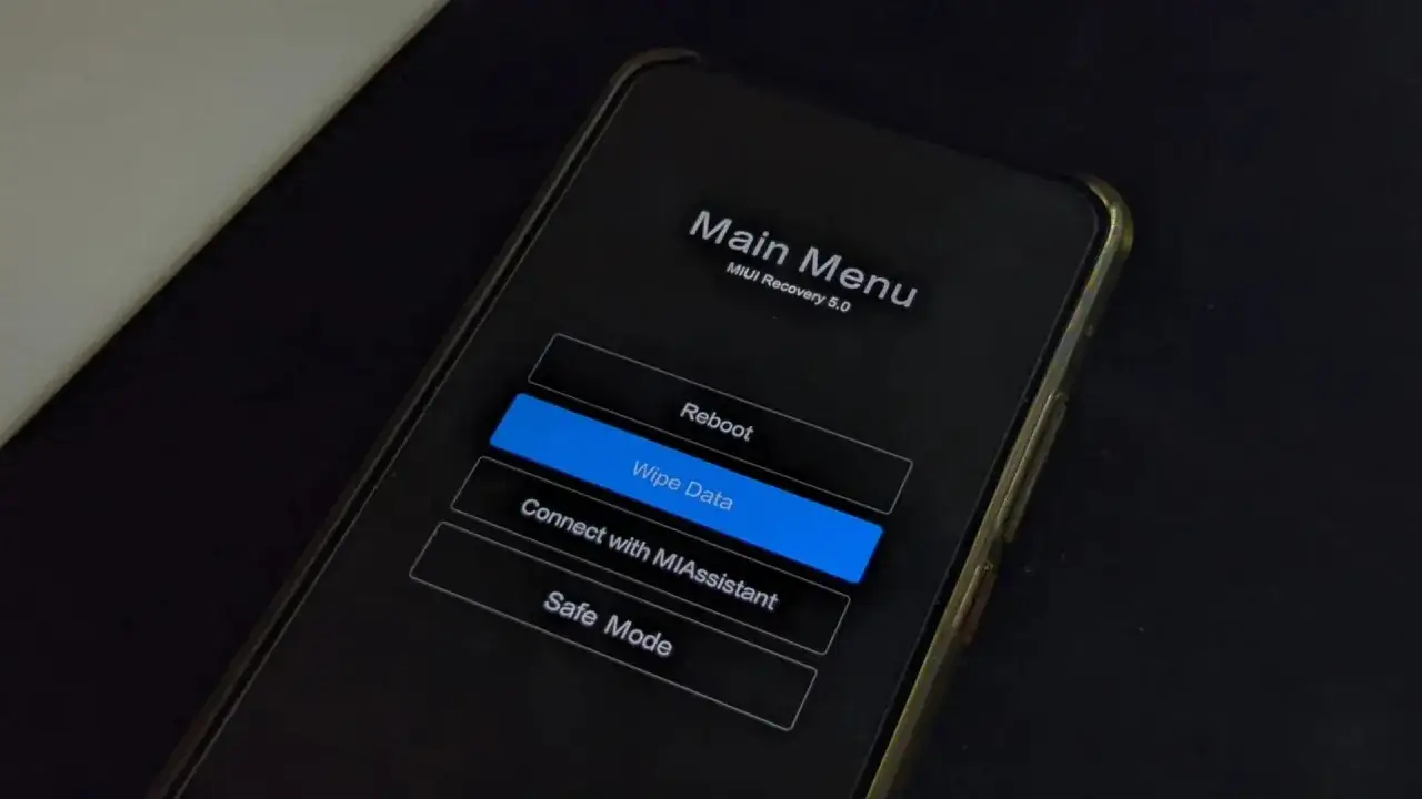 Ekran telefonu Redmi w trybie fastboot, menu główne MIUI Recovery 5.0 z zaznaczonym 